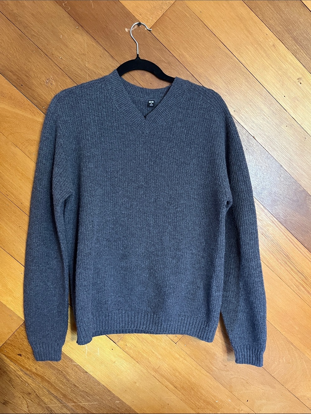 Uniqlo Men's V-Neck Sweater in Charcoal